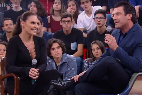 Laura Muller censura namorado ao falar de sexo no Altas Horas