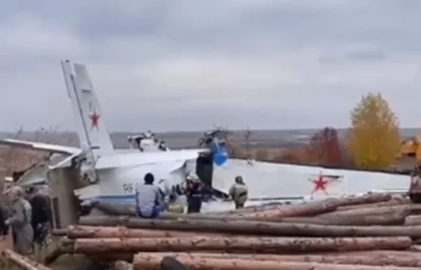 Avião cai na Rússia e deixa 16 mortos