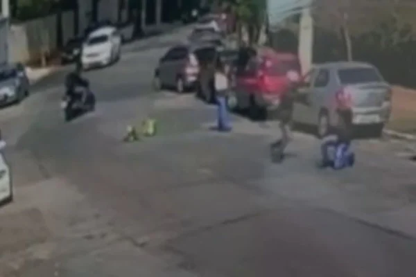 Três ladrões agridem e tentam atirar em PM, mas arma falha. Vídeo
