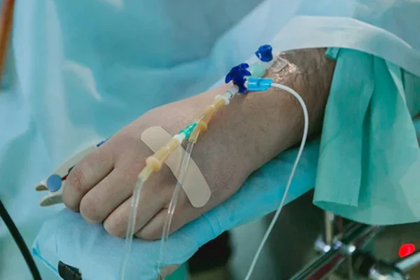 Mão de paciente em hospital