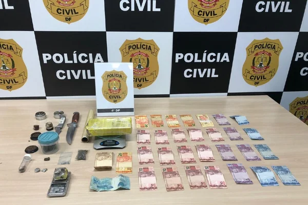 Apreensão de maconha e dinheiro