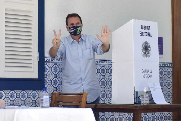 Candidato à prefeitura, Eduardo Paes vota no Rio de Janeiro