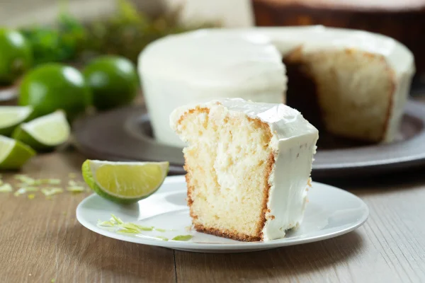 bolo de limão com mousse em cima