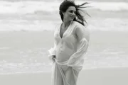 Bruna Biancardi posa sorridente na praia Bruna Biancardi posa sorridente na praia