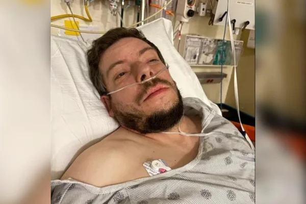 Foto de Ian Applegate no hospital após sofrer um derrame. Metrópoles