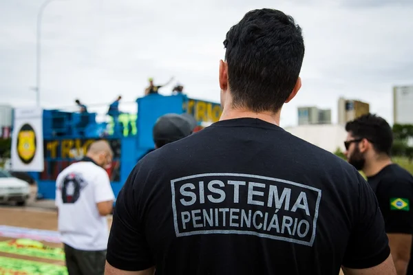 Ao ritmo de “Despacito”, agentes penitenciários em formação no DF zombam de presos