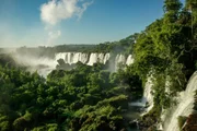 Cataratas do Iguaçu, localizadas no Rio Iguaçu, na fronteira entre o Brasil e a Argentina Cataratas do Iguaçu, localizadas no Rio Iguaçu, na fronteira entre o Brasil e a Argentina