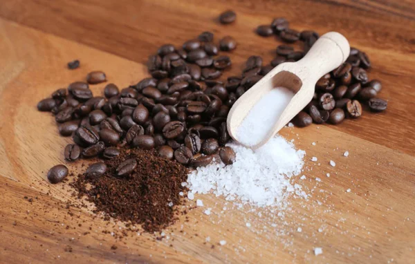 Na foto, grãos de café e sal grosso