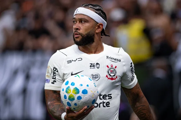 Memphis Depay na partida entre Corinthians e Santos