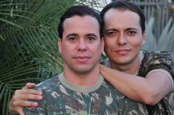Imagem colorida de dois homens abraçados. Eles vestem uniforme do Exército brasileiro - Metrópoles