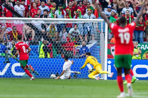 Foto do momento do gol contra na partida entre Portugal x Turquia - Metrópoles