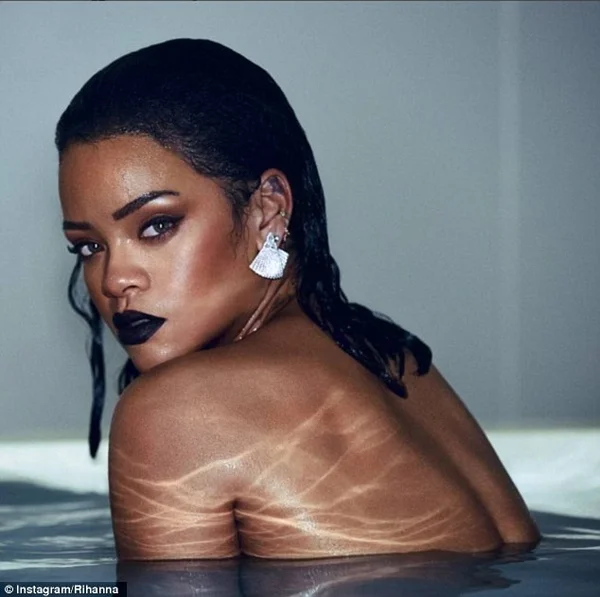 Ela não para! Rihanna posa nua submersa em uma banheira para novo teaser de seu novo álbum