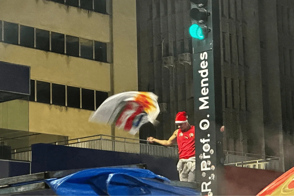 Apoiadores comemoram reeleição de Lula na Av. Paulista neste domingo (25/10). Apoiadores comemoram reeleição de Lula na Av. Paulista neste domingo (25/10).