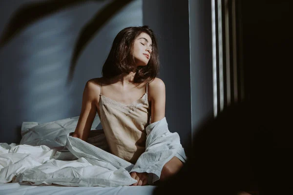 Jovem mulher na cama - Metrópoles