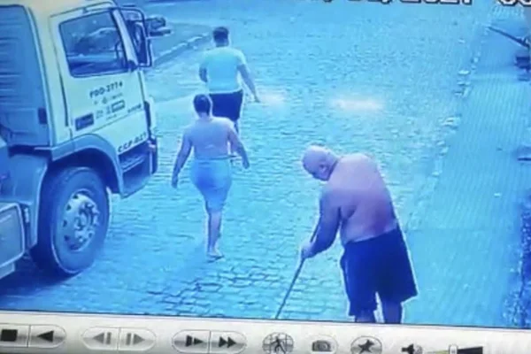 Mulher é atropelada por caminhão de lixo em Recife