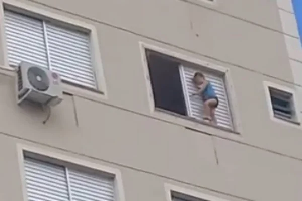 Criança é vista andando em janela, no 7º andar de prédio. Veja o vídeo