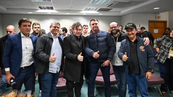 Imagem colorida de Javier Milei com Bolsonaro, Tarcisio e Jorginho Mello - Metrópoles