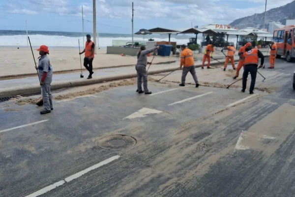 Imagem colorida de limpeza das vias no Rio - Metrópoles