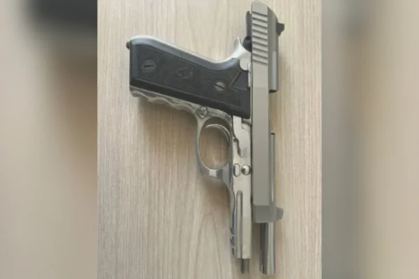 Adolescente de 13 anos se irrita e atira no rosto de colega com arma do pai