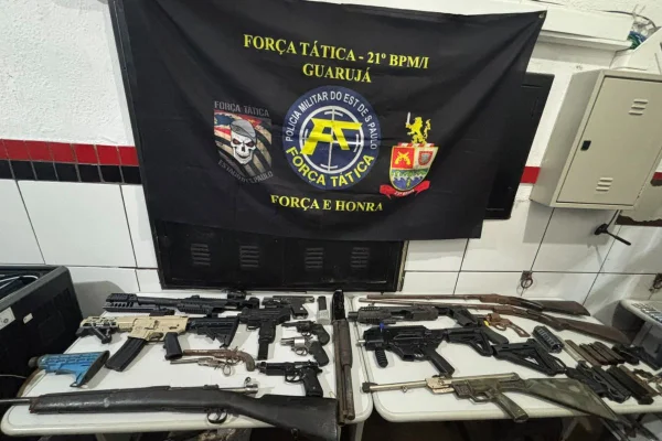 Submetralhadora e explosivos: homem é preso com arsenal bélico no Guarujá - Metrópoles