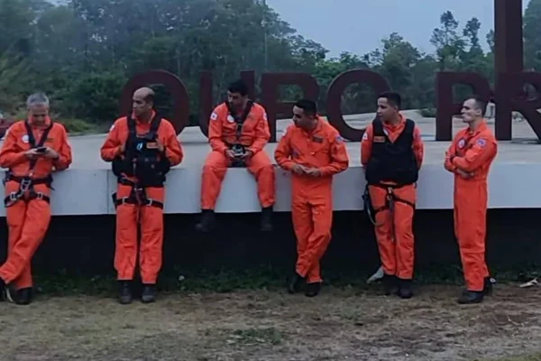 Imagem colorida mostra agentes do corpo de bombeiros - Metrópoles