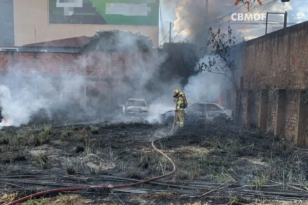 Oito carros ficam destruídos após incêndio em Vicente Pires