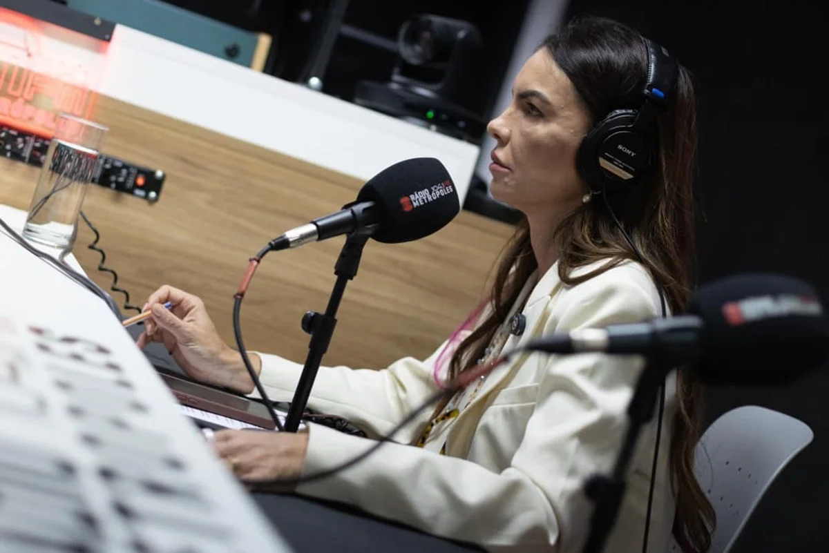 A candidata ao Governo do Distrito Federal, Paula Belmonte, participa de sabatina na Rádio Metrópoles, em Brasília.
A candidata ao Governo do Distrito Federal, Paula Belmonte, participa de sabatina na Rádio Metrópoles, em Brasília.