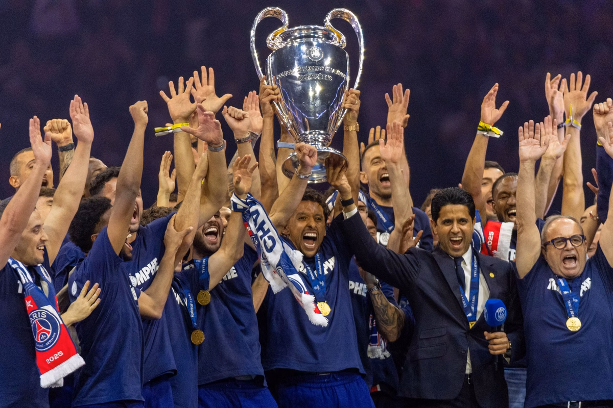 Foto colorida do PSG comemorando o título da Champions League 2024/25 - Metrópoles