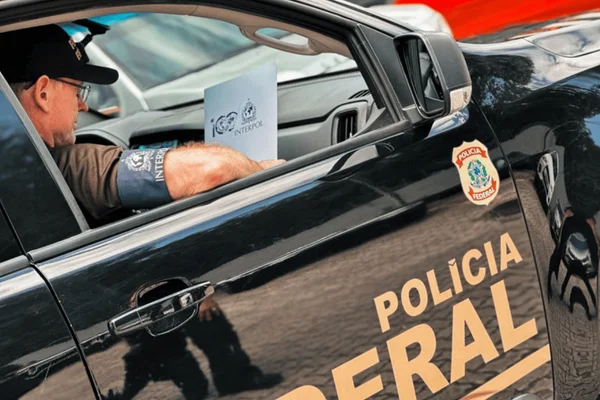 Imagem colorida de viatura da Polícia Federal. Homem foragido da Justiça peruana foi preso em SP - Metrópoles