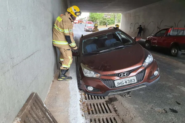 carro preso em bueiro