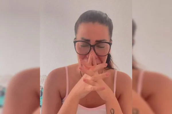 Imagem colorida de mulher vítima de assalto - Metrópoles