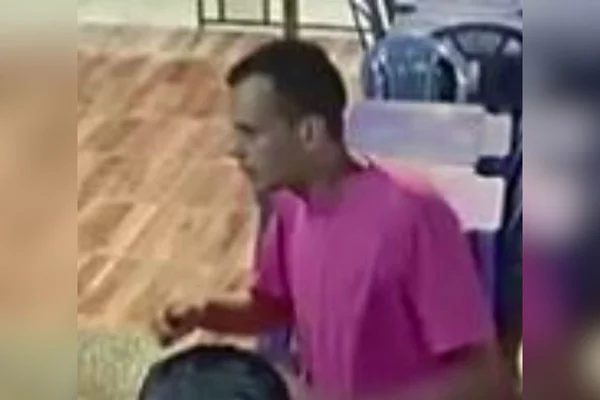 homem com camiseta rosa