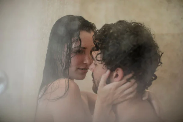 40 posições sexuais para explorar o prazer da cabeça aos pés