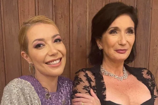 Foto colorida de Luiza Possi e Zizi Possi