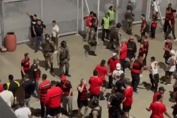 Confusão envolvendo a torcida do Flamengo no Estádio Mineirão