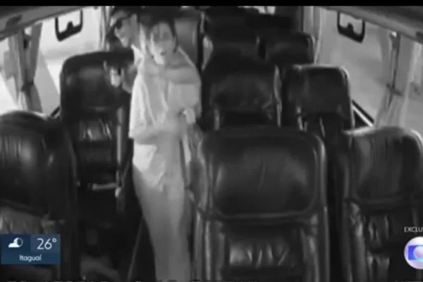 Imagem colorida mostra o momento em que sequestrador invade ônibus - Metrópoles
