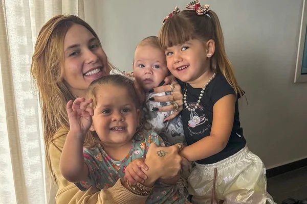 Virginia Fonseca posa com os três filhos, Maria Alice, Maria Flor e José Leonardo - Metrópoles