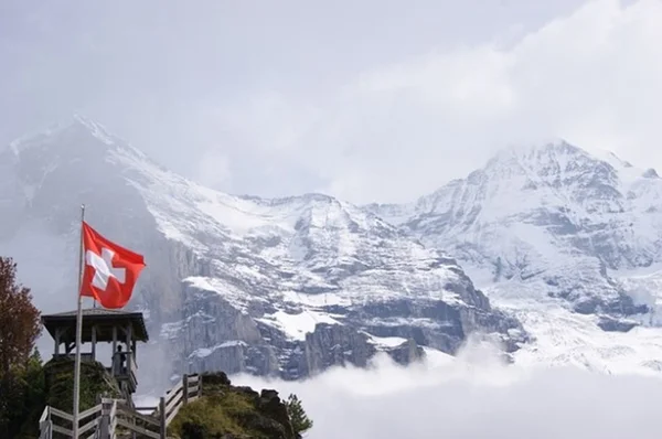 Neve isola mais de 10 mil turistas em cidade na Suíça