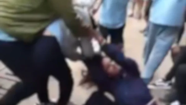 alunas brigando dentro de escola