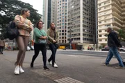 Pessoas em dia frio em São Paulo