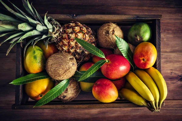 Caixa com diversas frutas dentro