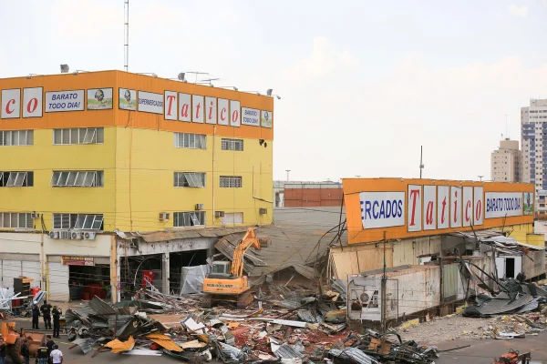 Momento histórico: começa derrubada do Supermercado Tatico