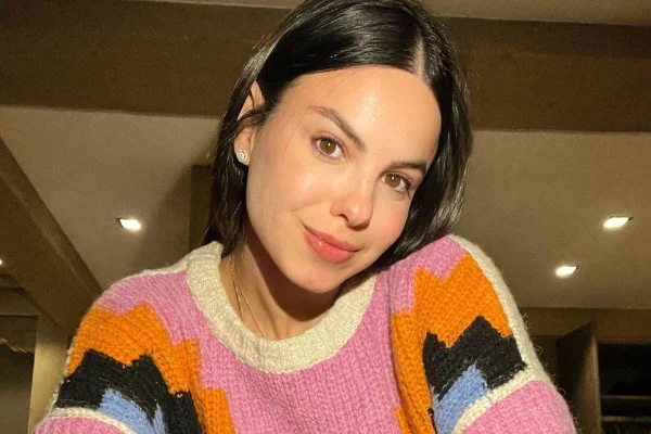 foto colorida de Sthefany Brito de blusa de frio colorida - metrópoles