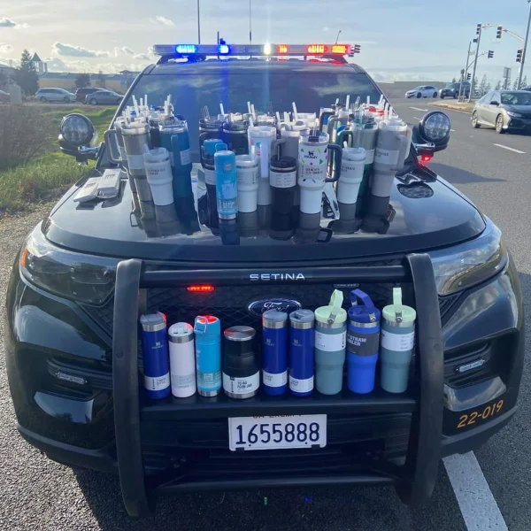 Imagem de várias garrafas e copos Stanley, recuperados pela Polícia