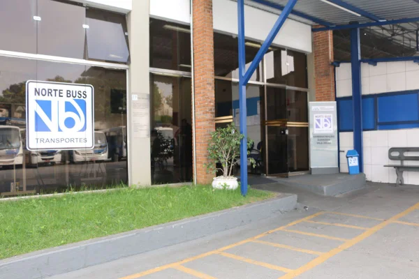 imagem colorida mostra entrada de prédio com placa escrita "norte buss"