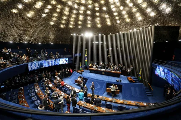 Senadores votam requerimento de urgência para PEC do fim do foro