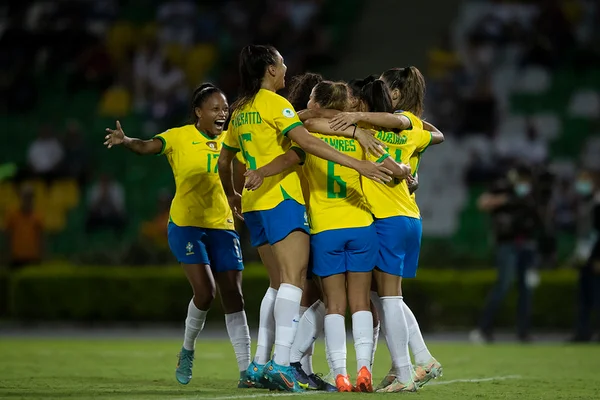 Seleção Brasileira de futebol feminino comemora gol em jogo contra a Argentina - Metrópoles