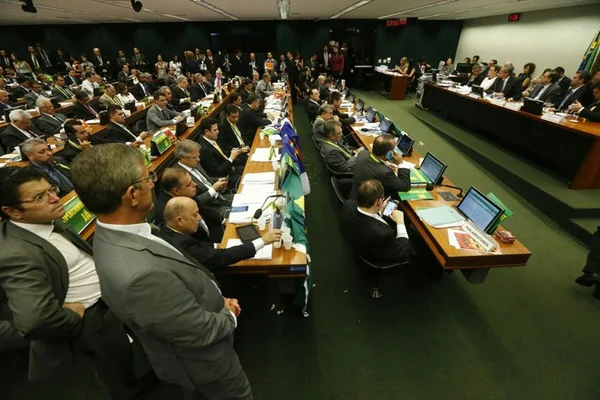 Comissão da Câmara vota parecer sobre pedido de impeachment. Acompanhe