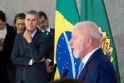 Ministro da Secom, Sidônio Palmeira, observando o discurso do presidente Lula