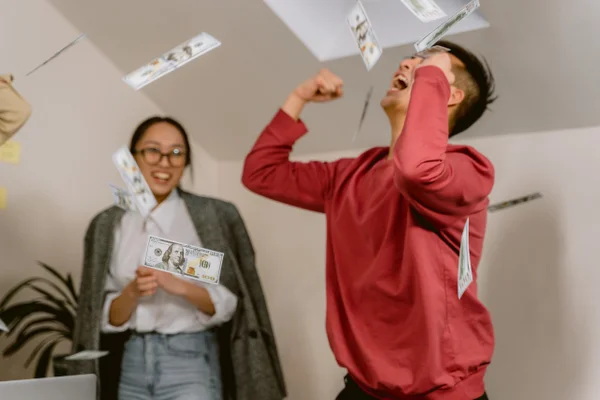 Jovens comemorando prêmio em dinheiro - Metrópoles